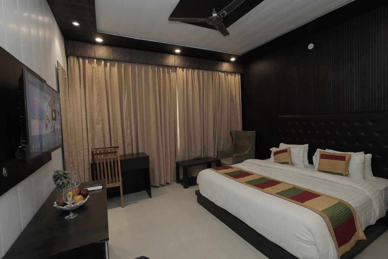 Suite Room With Bathtub